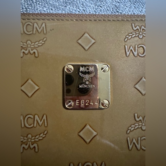 EUC AUTHENTIC BROWN PATENT LEATHER ZIP AROUND WALLET - Picture 9 of 13